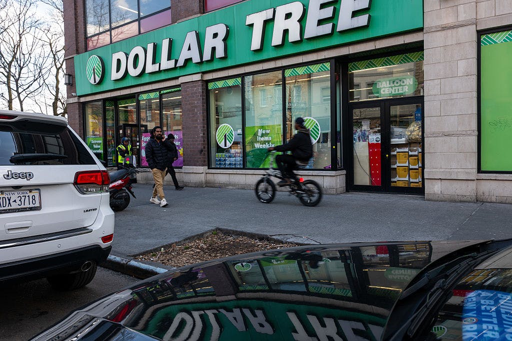 Dollar Tree slumps after fresh guidance suggests weakening sales momentum in the second half thumbnail