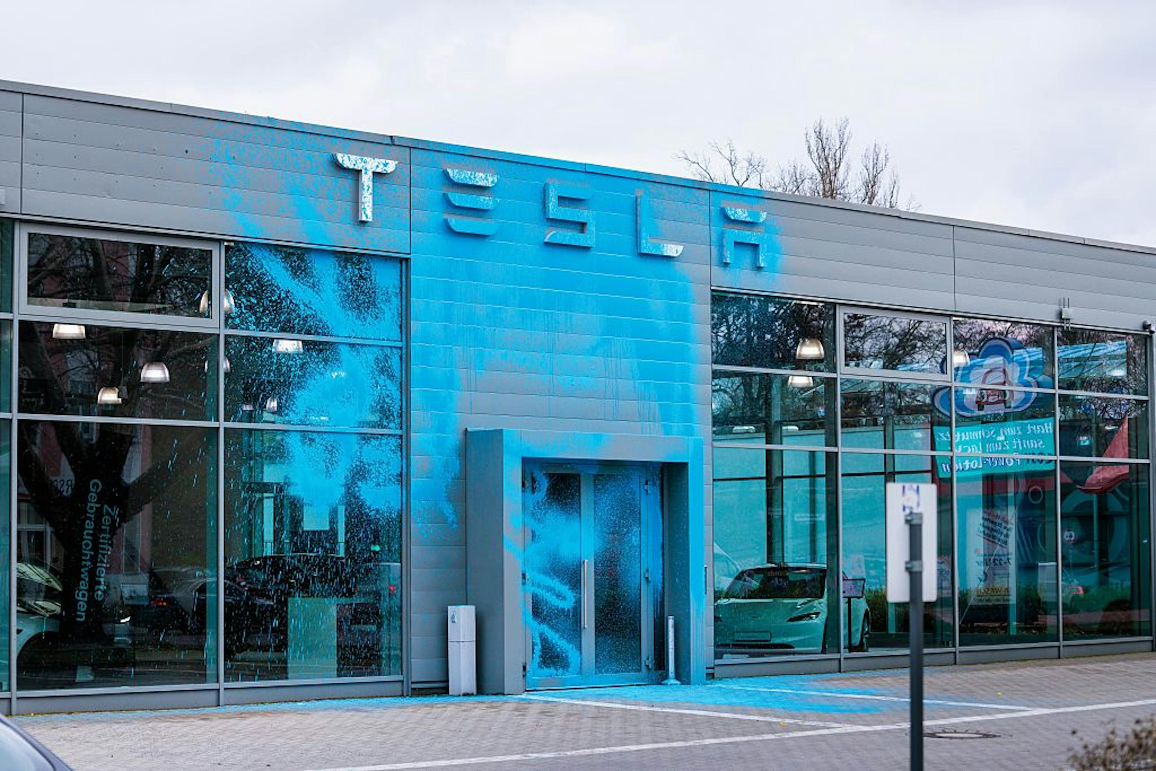 Tesla store in Berlin-Reinickendorf smeared with blue paint