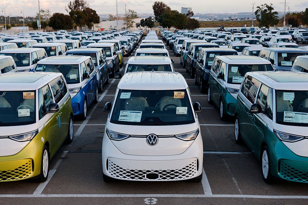 Stellantis and other European automakers fall on yet another US tariff threat thumbnail