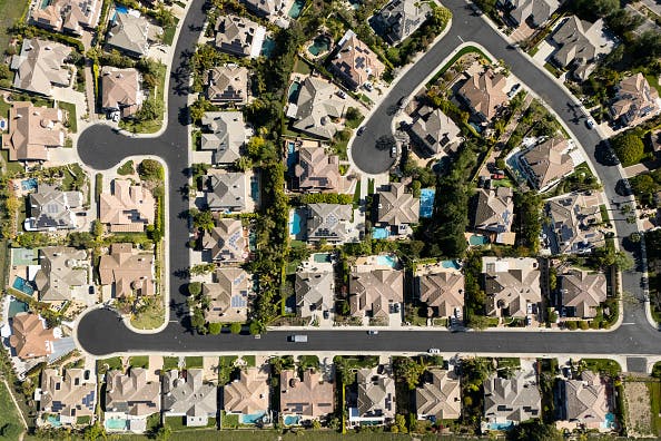 Airbnb beats expectations, but stock drops on US travel uncertainty thumbnail