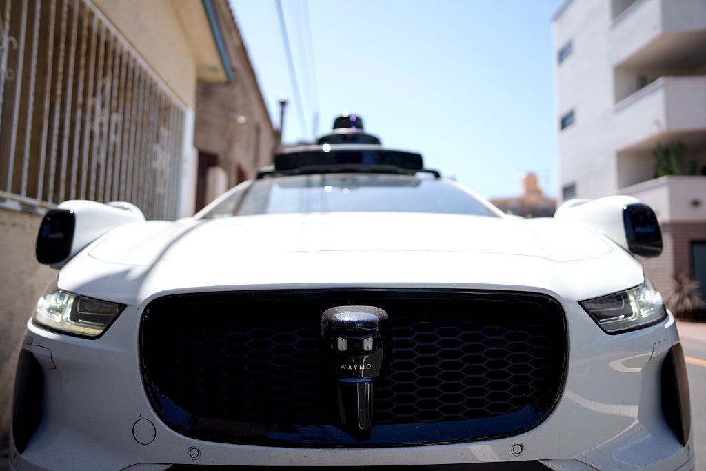 Waymo, Lyft, Tesla: Who’s behind the wheel of the US robotaxi industry? thumbnail