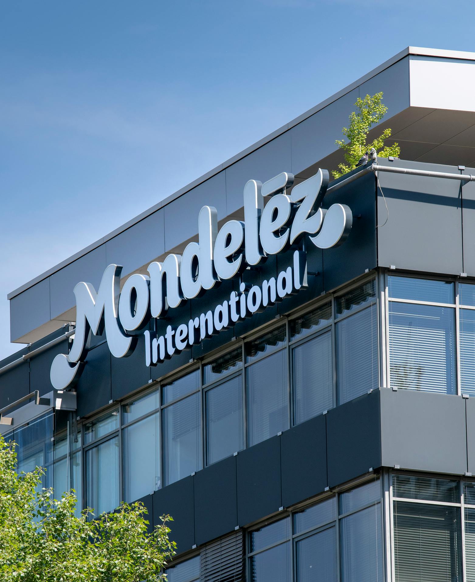 Mondelez drops after cutting full-year earnings forecast thumbnail