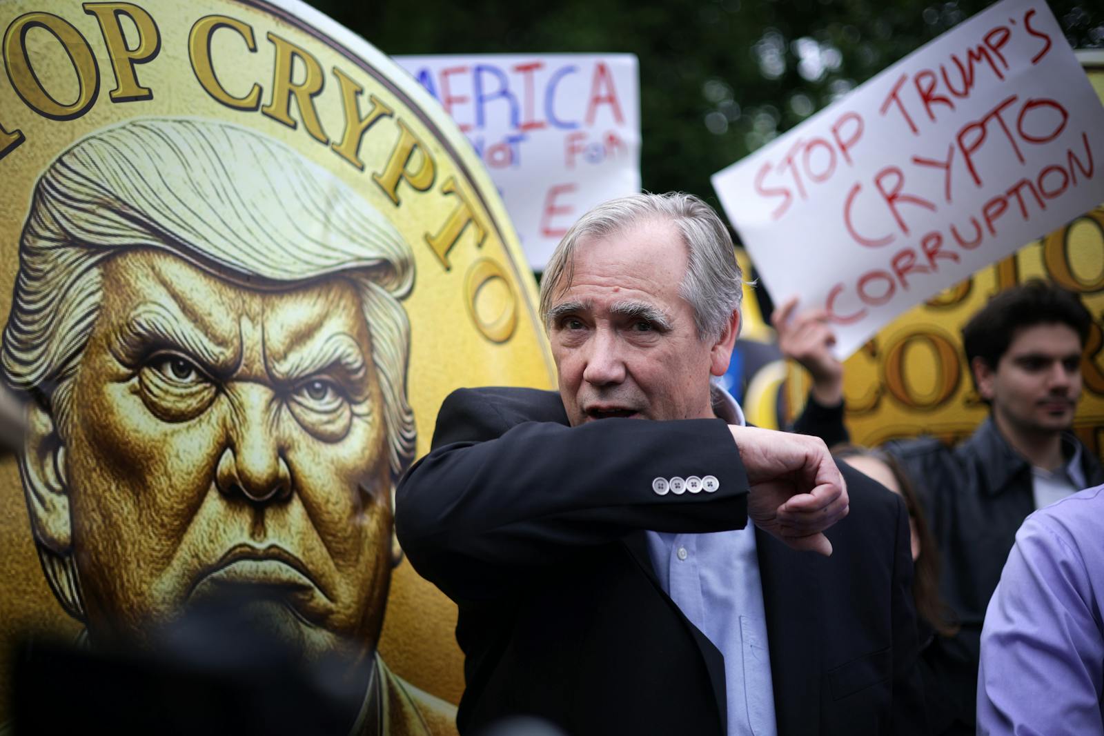 About last night’s $TRUMP dinner: Protestors, $100,000 watches, and excited attendees thumbnail