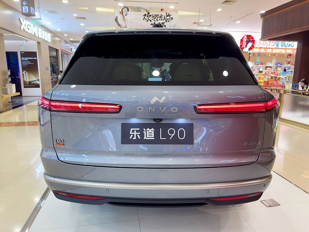 EV maker Nio falls as its weekly registrations come in lower and Citigroup trims its holding thumbnail