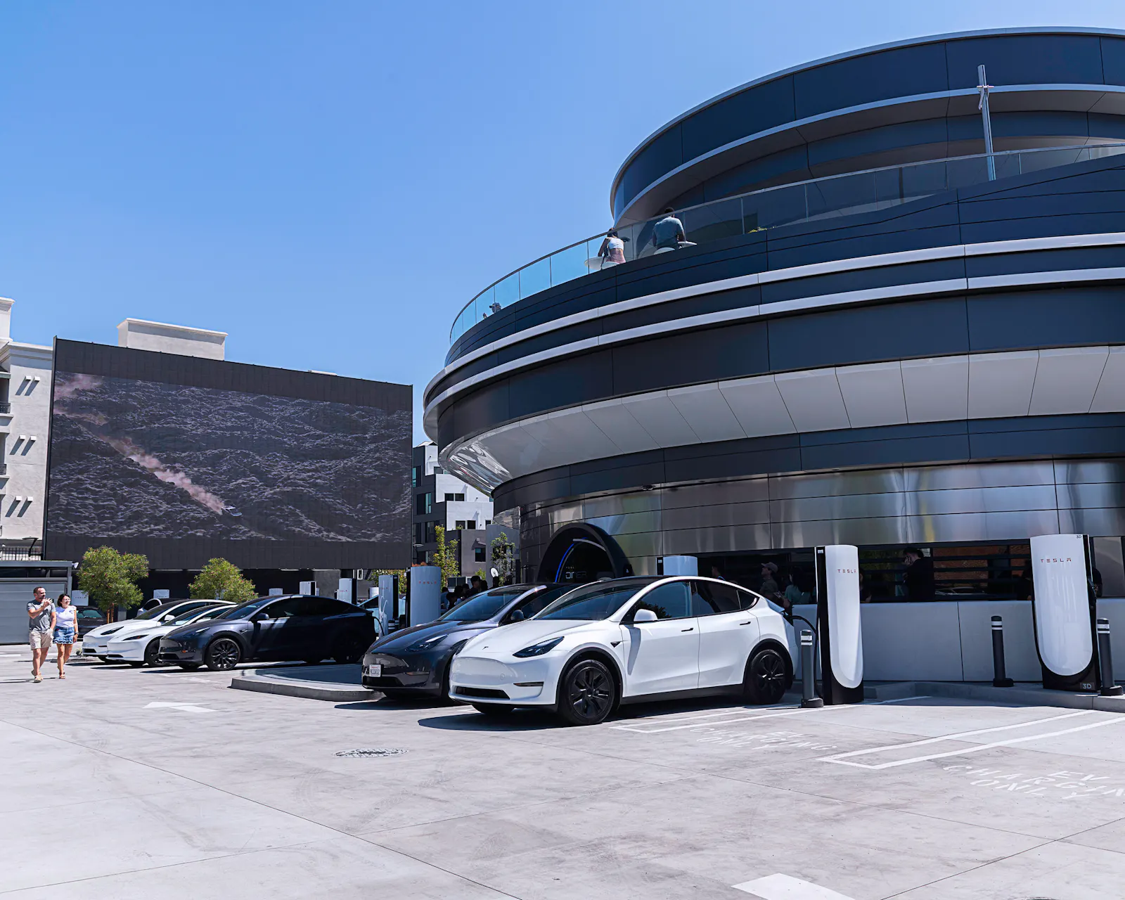 Tesla’s market share is going up even as its sales are going down thumbnail