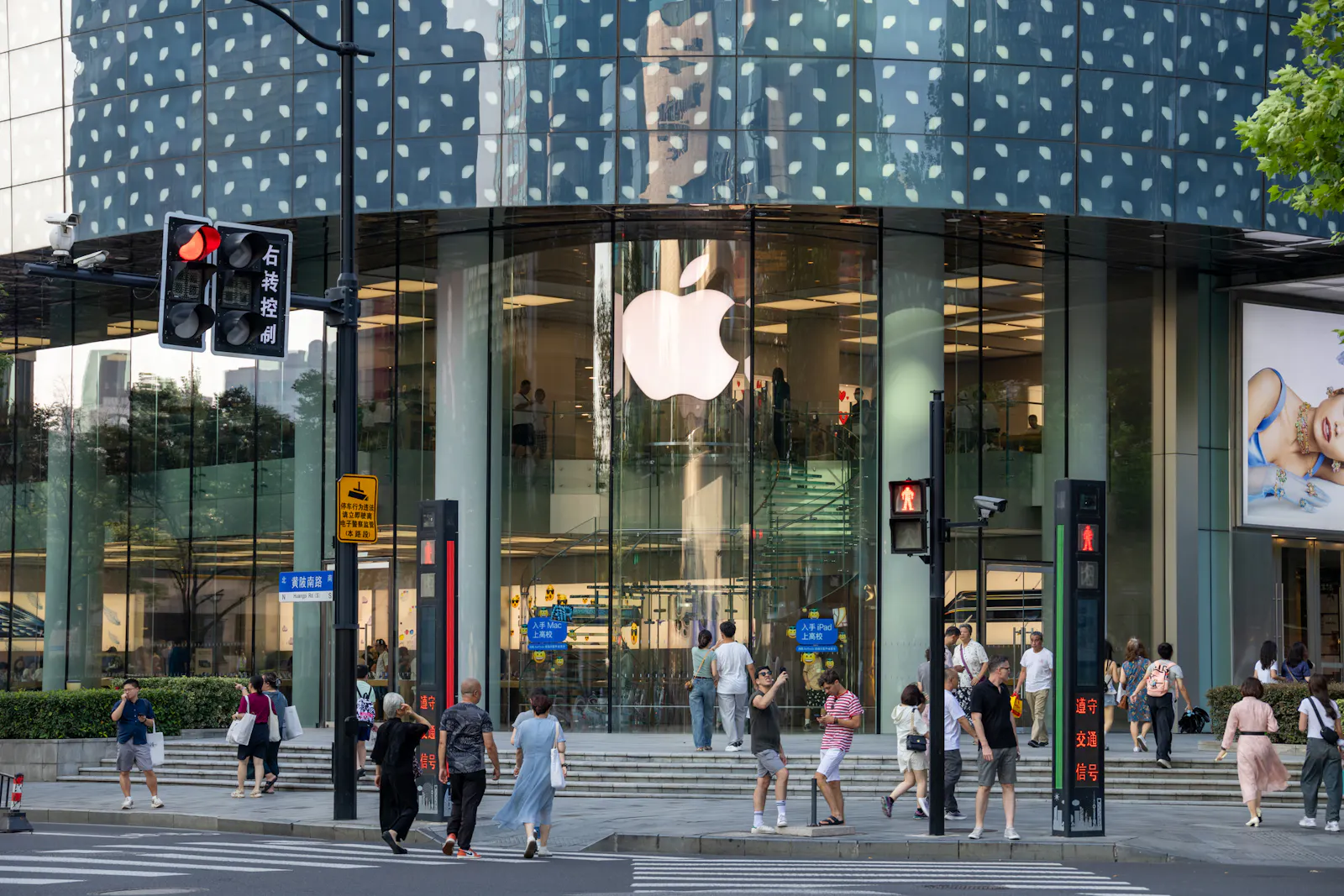 After years of struggle in China, Apple just posted its best quarter there since 2021 thumbnail