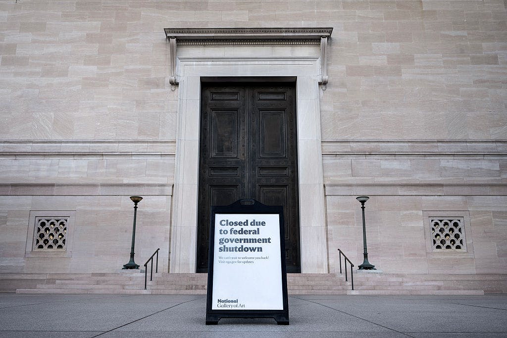 Sign outside National Gallery of Art with government shutdown notice