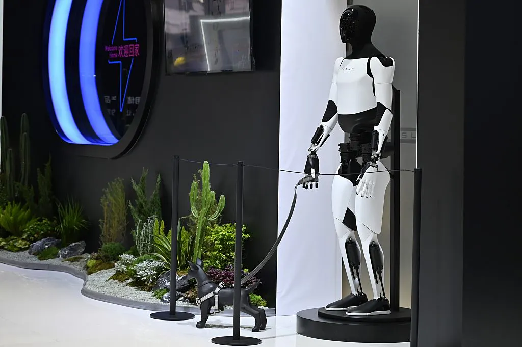 Musk wants Tesla’s Optimus to get in and out of the Cybercab to deliver packages thumbnail