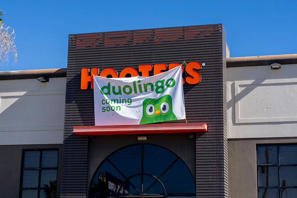 Duolingo banner over Hooters restaurant