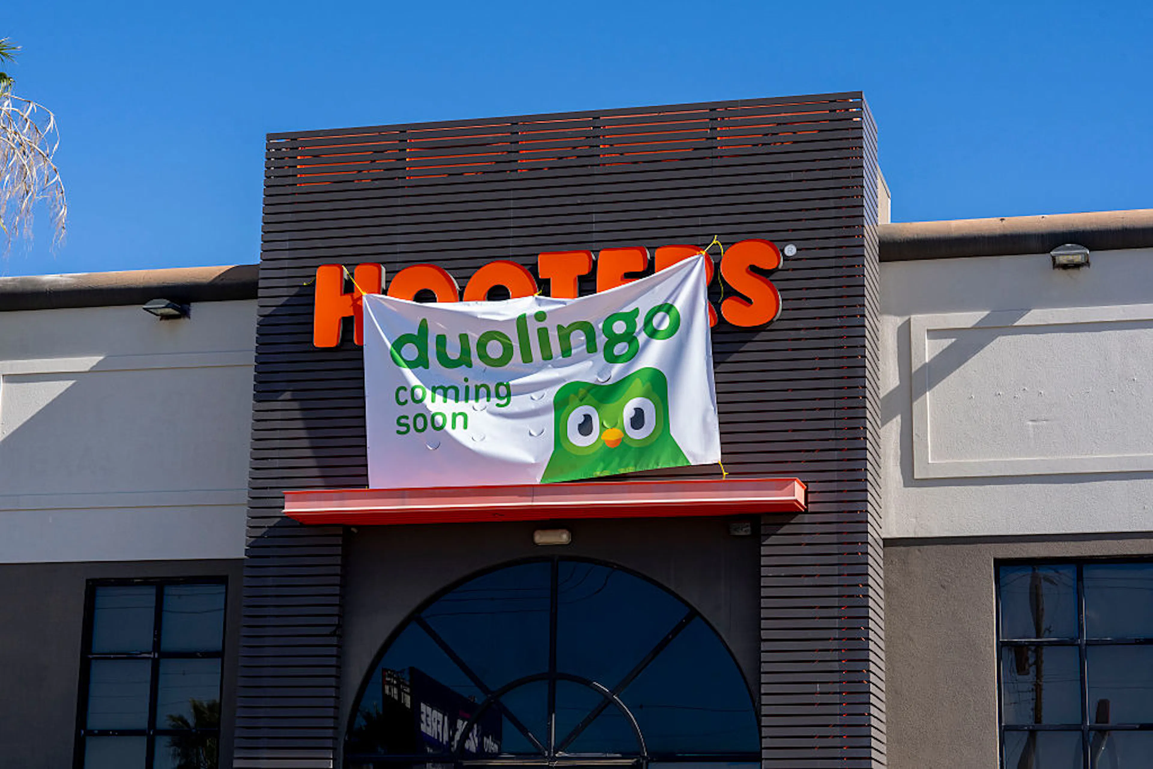 Duolingo banner over Hooters restaurant
