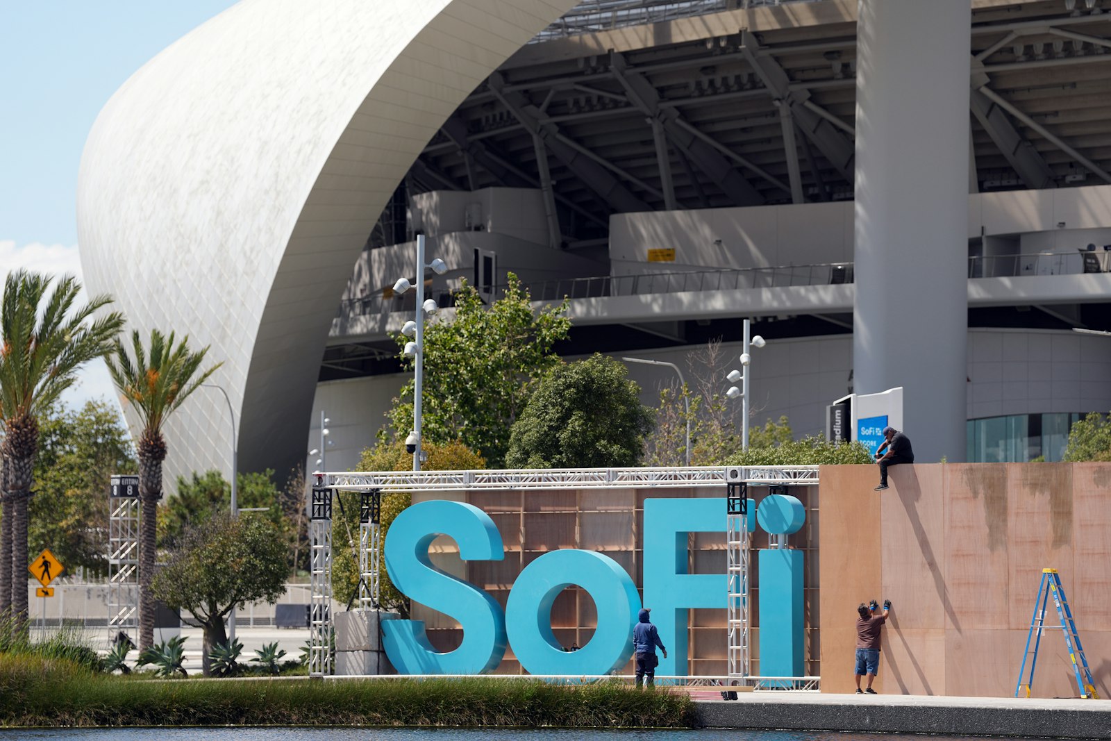 SoFi continues to surge following launch of its stablecoin to 15 million customers