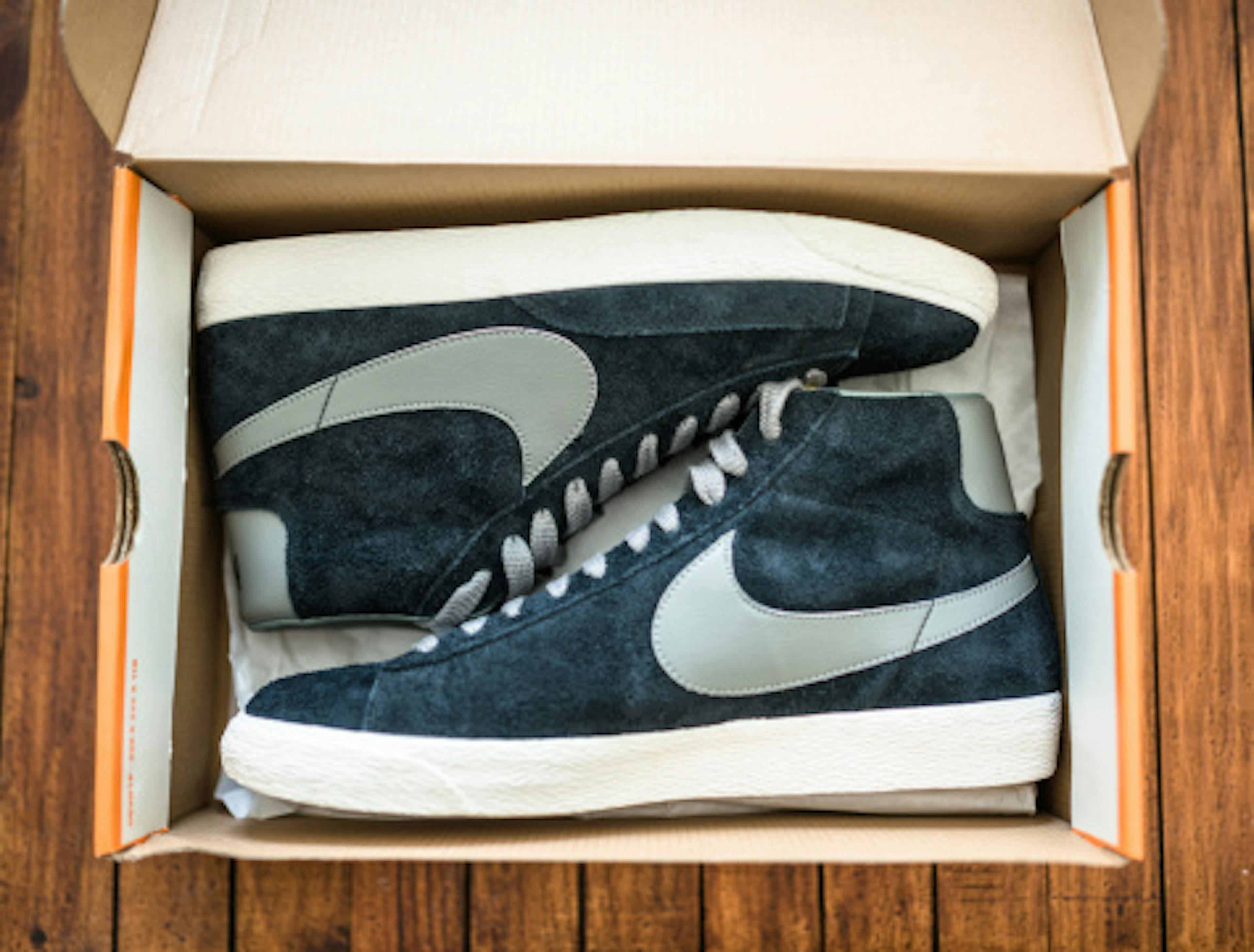 Nike blazer mid vintage close up on their box package