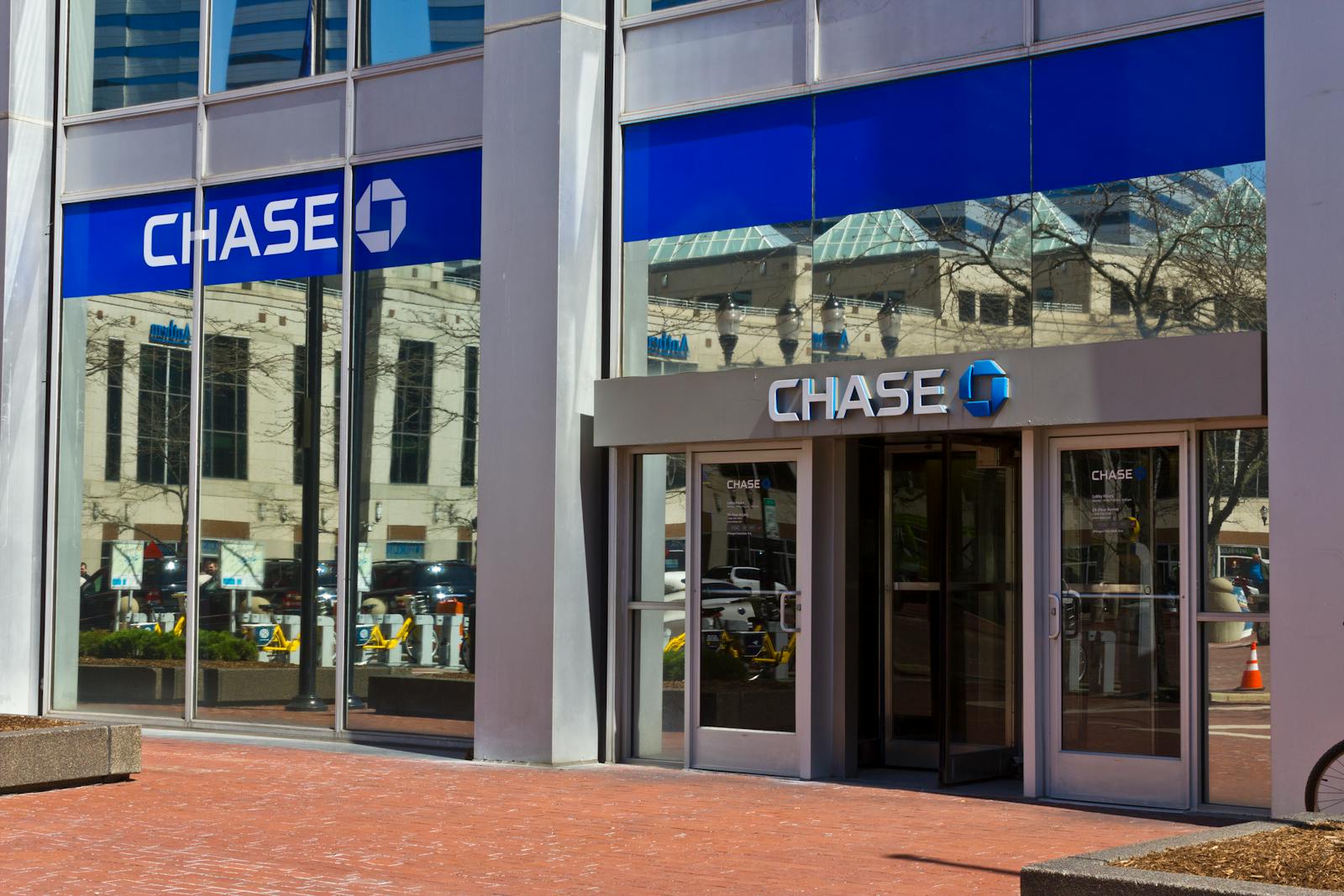 Bank branches are still closing at breakneck speed in the US thumbnail