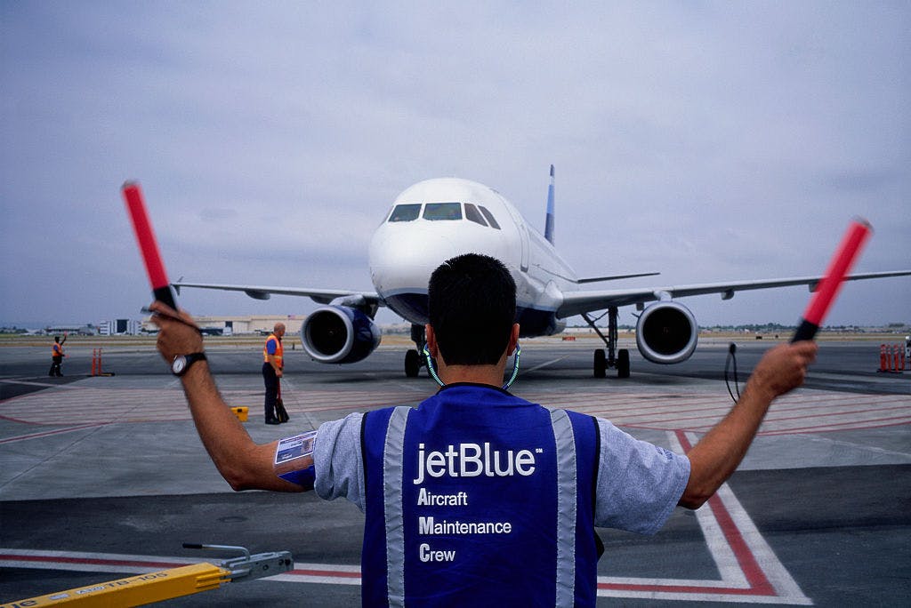 JetBlue continues its quarterly losing streak, but its loss isn’t as bad as Wall Street expected thumbnail