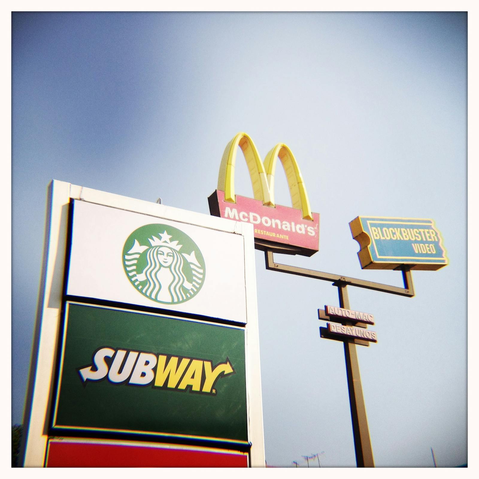 Starbucks was America’s fastest growing fast food chain last year, while Subway keeps shedding stores thumbnail