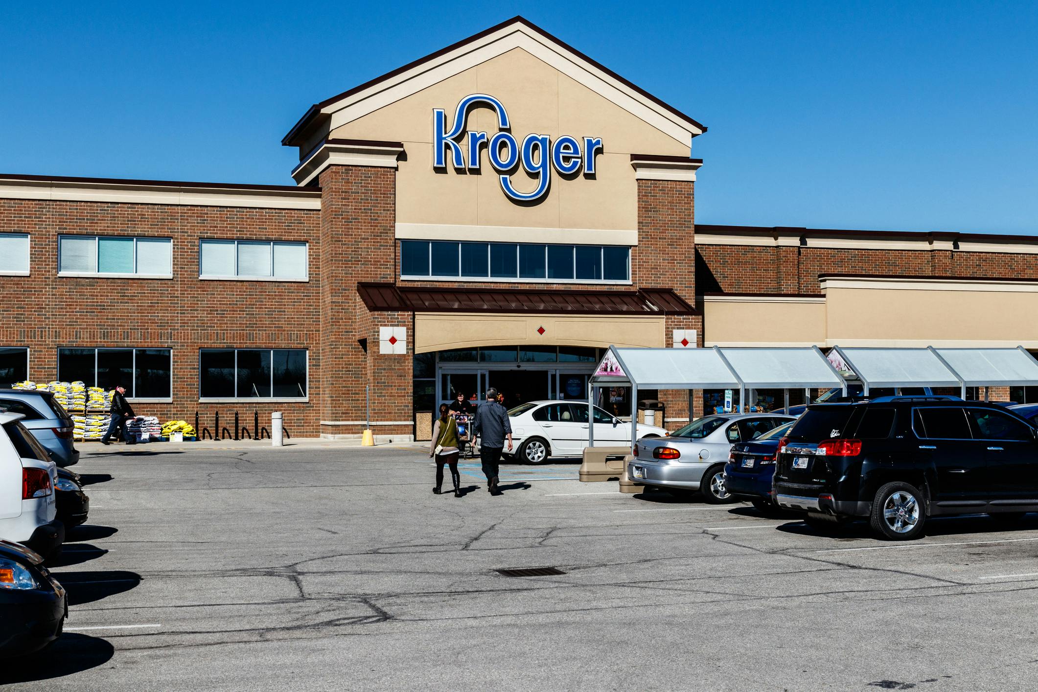 US judge blocks Kroger and Albertsons $25 billion megamerger thumbnail