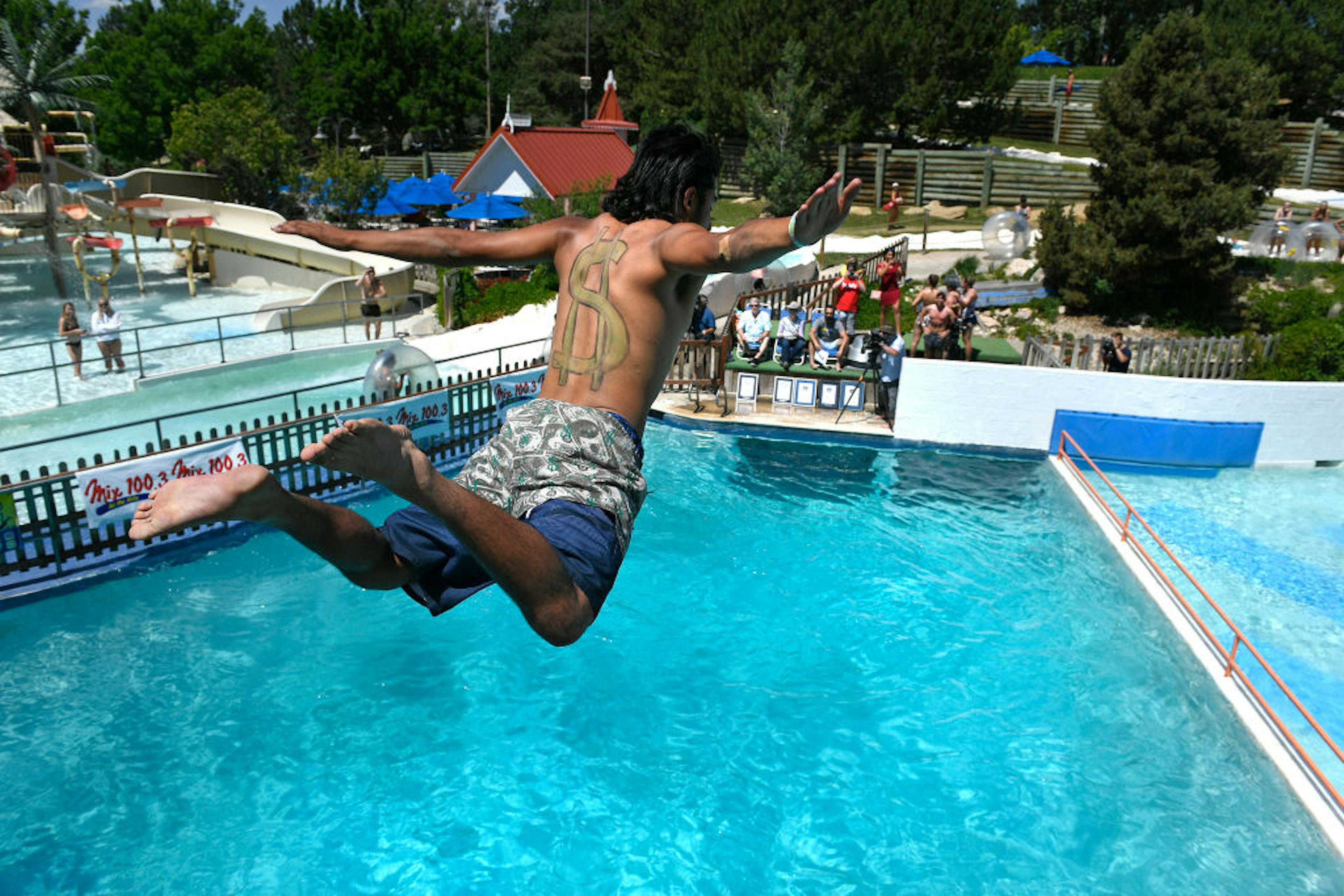 Nikko Bermea in belly flop contest